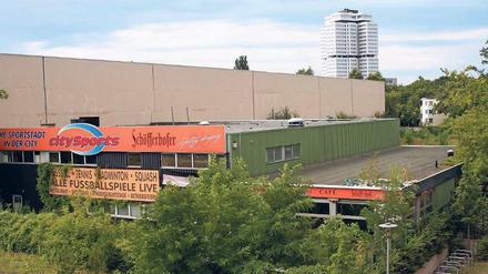 Im Dornröschenrausch liegt das auch schon mal von Drogendealern frequentierte ehemalige Gelände von Citysports. Links aufragend: die Brandwand des Parkhauses für die Angestellten der Deutschen Rentenversicherung (DR) am Fehrbelliner Platz. Im Hintergrund glänzt der jüngst renovierte Büroturm der DR am S-Bahnhof Hohenzollerndamm (Ecke Eisenzahnstraße). 