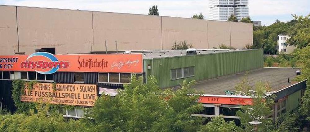 Im Dornröschenrausch liegt das auch schon mal von Drogendealern frequentierte ehemalige Gelände von Citysports. Links aufragend: die Brandwand des Parkhauses für die Angestellten der Deutschen Rentenversicherung (DR) am Fehrbelliner Platz. Im Hintergrund glänzt der jüngst renovierte Büroturm der DR am S-Bahnhof Hohenzollerndamm (Ecke Eisenzahnstraße).