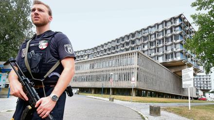 Ein Polizist sichert den Zugang zum Benjamin-Franklin-Krankenhaus in Berlin.