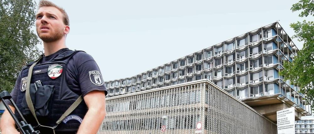 Ein Polizist sichert den Zugang zum Benjamin-Franklin-Krankenhaus in Berlin.