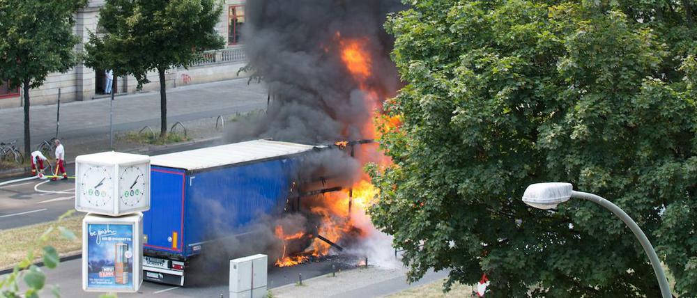 Der Lkw stand am frühen Nachmittag in Flammen.
