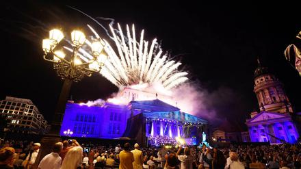 Feuerwerk erleuchtet den Himmel über dem Konzerthaus beim 25. Classic Open Air auf dem Gendarmenmarkt in Berlin. 