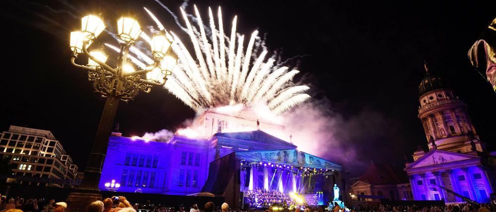 Feuerwerk erleuchtet den Himmel über dem Konzerthaus beim 25. Classic Open Air auf dem Gendarmenmarkt in Berlin.