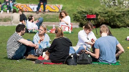 Grillen und chillen im Mauerpark. Doch auch Drogen werden auf dem weitläufigen Gelände gehandelt.
