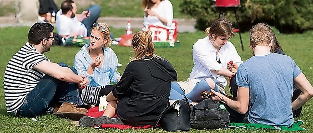 Grillen und chillen im Mauerpark. Doch auch Drogen werden auf dem weitläufigen Gelände gehandelt.
