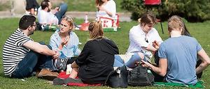 Grillen und chillen im Mauerpark. Doch auch Drogen werden auf dem weitläufigen Gelände gehandelt.