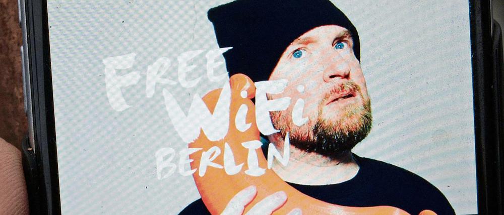 "Free WiFi Berlin" steht am 01.06.2016 in Berlin auf dem Bildschirm eines Handys am Brandenburger Tor. Am 01.06.2016 wurden die ersten 100 Access-Points von «Free WiFi Berlin» aktiviert.