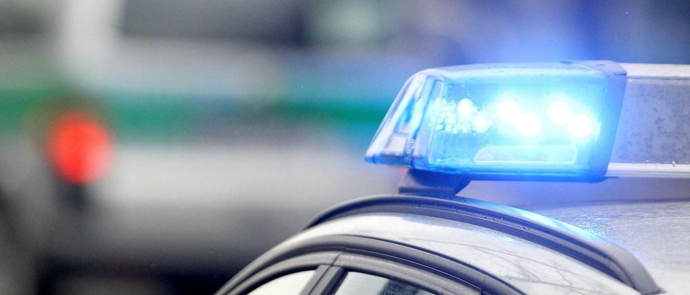 Blaulichter von Polizeifahrzeugen.
