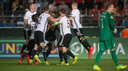 Die Spieler der U19 Nationalmanschaft feiern den 8:7 Sieg nach Elfmeterschießen. 