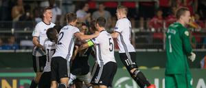 Die Spieler der U19 Nationalmanschaft feiern den 8:7 Sieg nach Elfmeterschießen. 