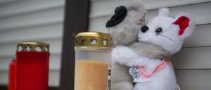 Auf dem Fensterbrett eines Hauses in Wallenfels (Bayern) sind am 14.11.2015 mehrere Kerzen und Kuscheltiere zu sehen. Die Polizei hatte in dem Haus die sterblichen Überreste von acht Säuglingen gefunden.