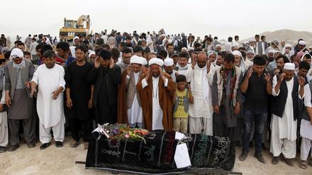 Selbstmordattentäter töteten in Kabul, Afghanistan, dutzenden Menschen.