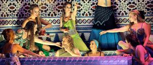 Erst mal abtauchen. Klaus Florian Vogt (Mitte) soll als Parsifal im Hamam verführt werden. 