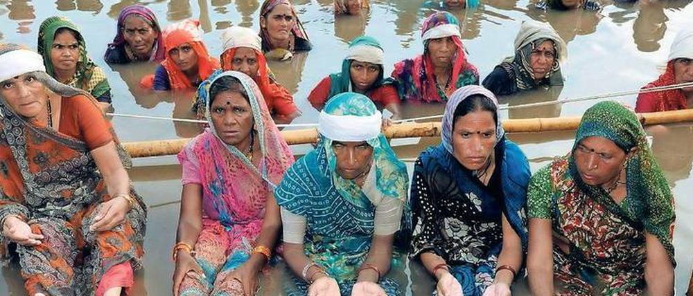 Streit ums Wasser. Staaten wie Indien oder China bauen riesige Staudämme, um Wasser im Land zu halten. Das löst immer wieder Konflikte aus, auch wegen der damit verbundenen Umsiedlungen. Hier Proteste gegen den Dammbau im indischen Omkareshwar.
