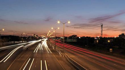 Autobahnlichter bei Nacht.