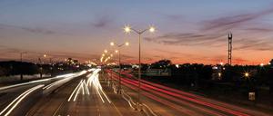 Autobahnlichter bei Nacht.