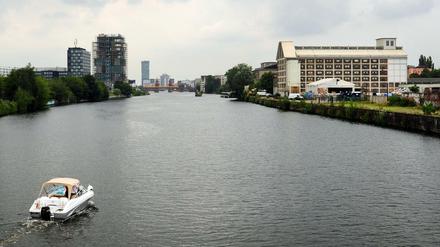 Rechts der Viktoriaspeicher. 
