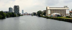 Rechts der Viktoriaspeicher. 