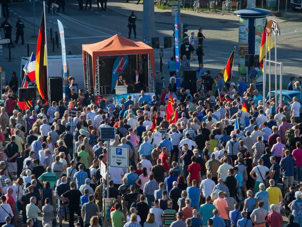 Die AfD-Bundesvorsitzende Frauke Petry steht in einem Pavillon und spricht beim Wahlkampfauftakt der Alternative für Deutschland (AfD). In Mecklenburg-Vorpommern wird am 4.9. der neue Landtag gewählt.