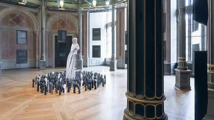 Umringt. Die Arbeit „Proximity of Imperfect Figures“, 2015, von Mwangi Hutter in der Ausstellung „The Repetition of The Good ...“ im Centrum Judaicum.