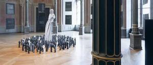 Umringt. Die Arbeit „Proximity of Imperfect Figures“, 2015, von Mwangi Hutter in der Ausstellung „The Repetition of The Good ...“ im Centrum Judaicum.