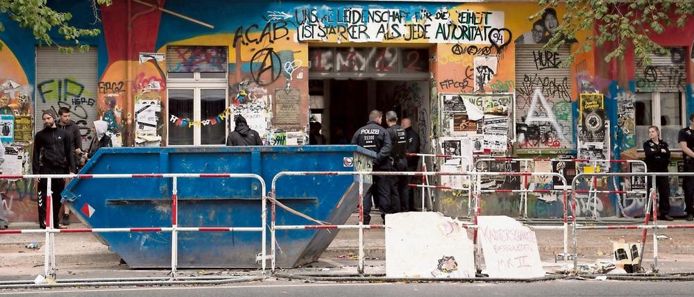 Seit Jahren umkämpft. Das von Linksautonomen besetzte Haus an der Rigaer Straße in Friedrichshain.