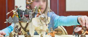 Spielend verarbeiten. Mit Tieren und Figuren lassen Psychologen Kinder und Eltern in der Beratungsstelle Familienkonstellationen nachstellen. Wenn ein Kind den Vater dann mit zwei Löwen darstellt, muss sich wohl etwas ändern.