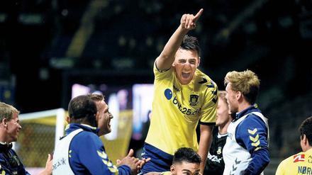 Obenauf. In der zweiten Qualifikationsrunde bezwang Bröndby am Donnerstagabend den Hibernian FC aus Schottland im Elfmeterschießen, hier jubelt Frederik Holst mit seinen Mitspielern. 