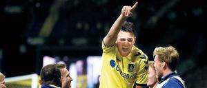 Obenauf. In der zweiten Qualifikationsrunde bezwang Bröndby am Donnerstagabend den Hibernian FC aus Schottland im Elfmeterschießen, hier jubelt Frederik Holst mit seinen Mitspielern. 