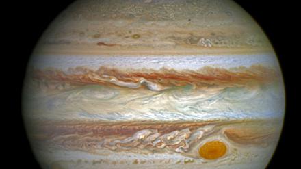 Mit Leuchtkrone. Dieses Bild des "Hubble"-Teleskops zeigt Polarlichter - und den berühmten Fleck. Die Abbildung wurde aus zwei Aufnahmen zusammengesetzt. 