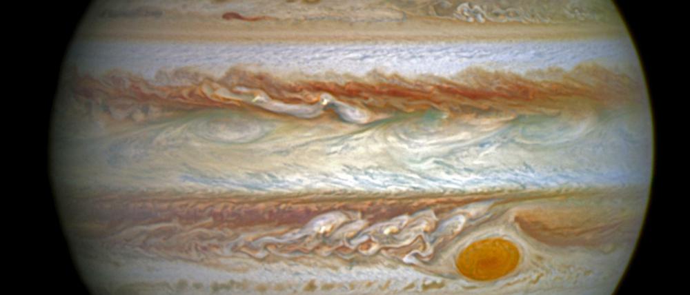 Mit Leuchtkrone. Dieses Bild des "Hubble"-Teleskops zeigt Polarlichter - und den berühmten Fleck. Die Abbildung wurde aus zwei Aufnahmen zusammengesetzt. 