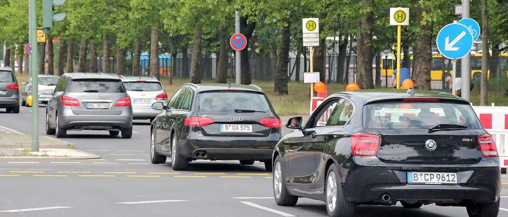 Stadtauswärts geht es einspurig über die Kreuzung.