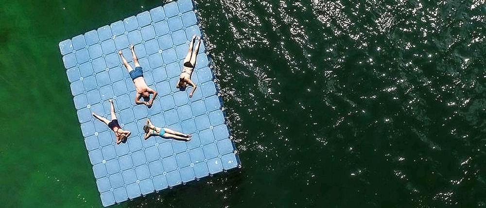 Beste Wasserlage. Brandenburg ist mit seinen vielen Gewässern - hier der Helenesee - ein ideales Sommerziel für Touristen.