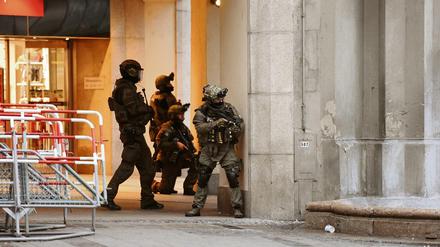 Polizisten in Spezialausrüstung sichern in München das Gelände. 