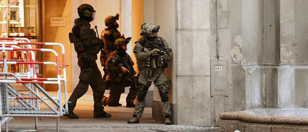 Polizisten in Spezialausrüstung sichern in München das Gelände. 