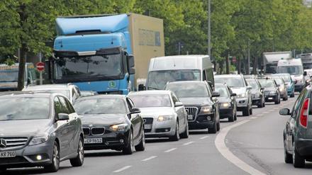 Autos stauen sich auf der Heerstraße in Berlin-Spandau.