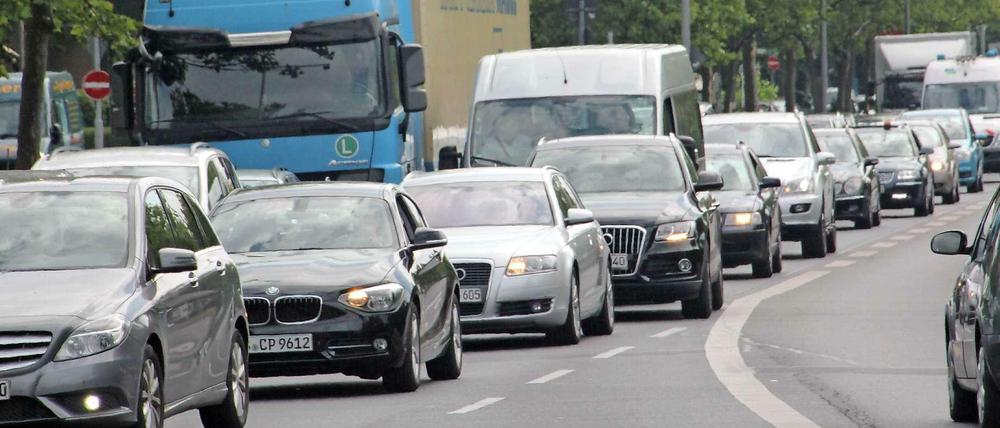 Autos stauen sich auf der Heerstraße in Berlin-Spandau.