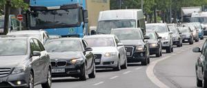 Autos stauen sich auf der Heerstraße in Berlin-Spandau.