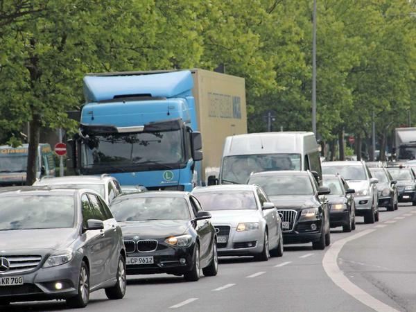 Autos stauen sich auf der Heerstraße in Berlin-Spandau.