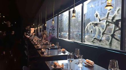 Hinter einer schäbigen Ladenfront in Charlottenburg versteckt: das Ryotei 893. Dunkel ist es im Raum und hell an den Barplätzen direkt an der Küche. Musik legt sich über die Gespräche, ohne zu stören. 