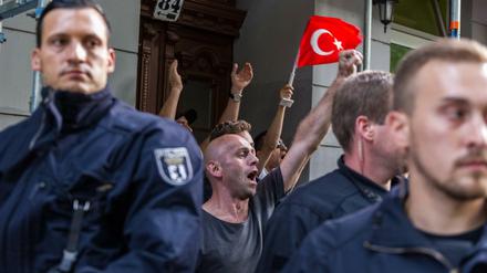 AKP Anhänger werden während der Demonstration gegen den Militärputsch und die AKP Regierung am 22.07.2016 in Berlin, Deutschland von der Polizei umstellt. Mehrere Hundert Menschen gingen auf die Straße um gegen die AKP-Regierung und die aktuelle Situation in der Türkei zu demonstrieren.