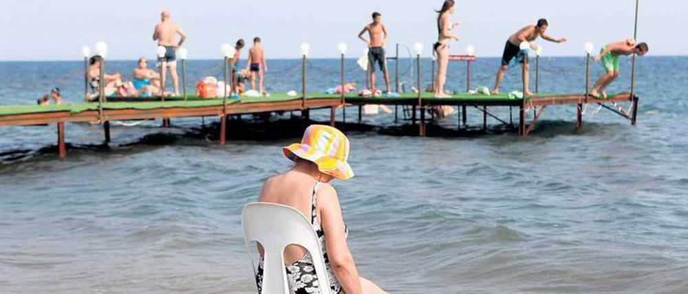 Es war schon mal mehr los: Badeurlauber an der Ägäis. Türkei-Urlaub ist derzeit so billig wie nie, holt das die Touristen zurück?