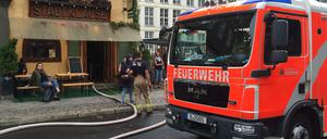 Die Feuerwehr musste auch den Keller dieser Kneipe in Kreuzberg leer pumpen.
