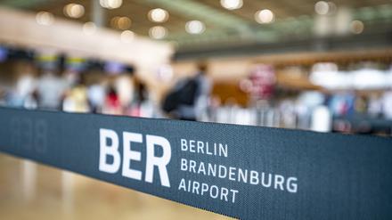 Absperrung. Viele Fluggäste verpassten ihren Flug, weil die Sicherheitskontrolle und der Check-In so lange dauerten.