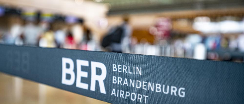 Absperrung. Viele Fluggäste verpassten ihren Flug, weil die Sicherheitskontrolle und der Check-In so lange dauerten.