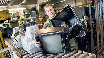 Wohin mit den kaputten Geräten? Seit Sonntag müssen Händler – Läden und auch Onlineshops – Elektrogeräte bis zu einer bestimmten Größe kostenlos entsorgen. 