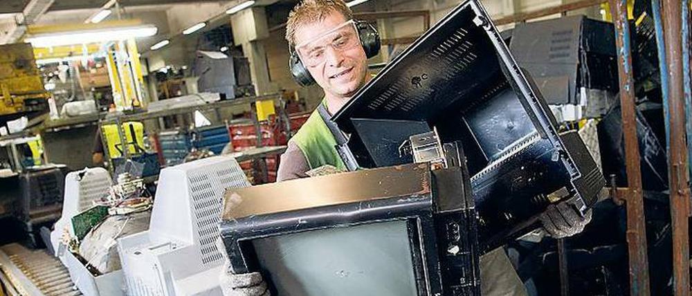 Wohin mit den kaputten Geräten? Seit Sonntag müssen Händler – Läden und auch Onlineshops – Elektrogeräte bis zu einer bestimmten Größe kostenlos entsorgen. 