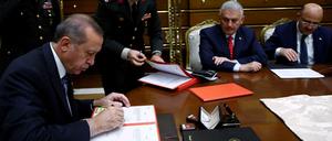 Der türkische Präsident Erdogan (links) bei einer Sitzung des Militärrats