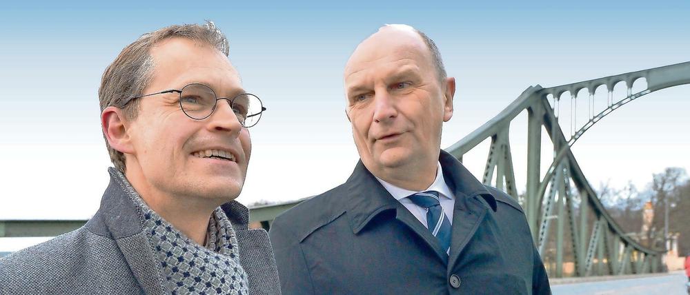 Parteifreunde und Rivalen in der Region: Berlins Regierender Bürgermeister Michael Müller (links) und Brandenburgs Ministerpräsident Dietmar Woidke (beide SPD) auf der Glienicker Brücke (im März 2015).
