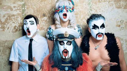 Herr Oberst und Magic Doll (Mitte unten und oben) sind das russische Herz der Band, Mr Adolf und Wild Man (rechts) die deutsche Unterstützung. Zusammen sind sie Sado Opera. 